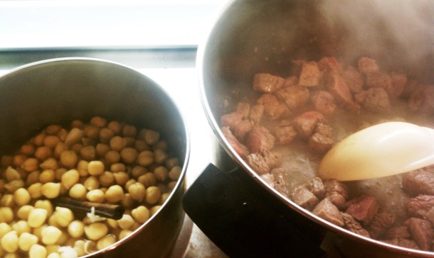 Chickpeas and beef cooking